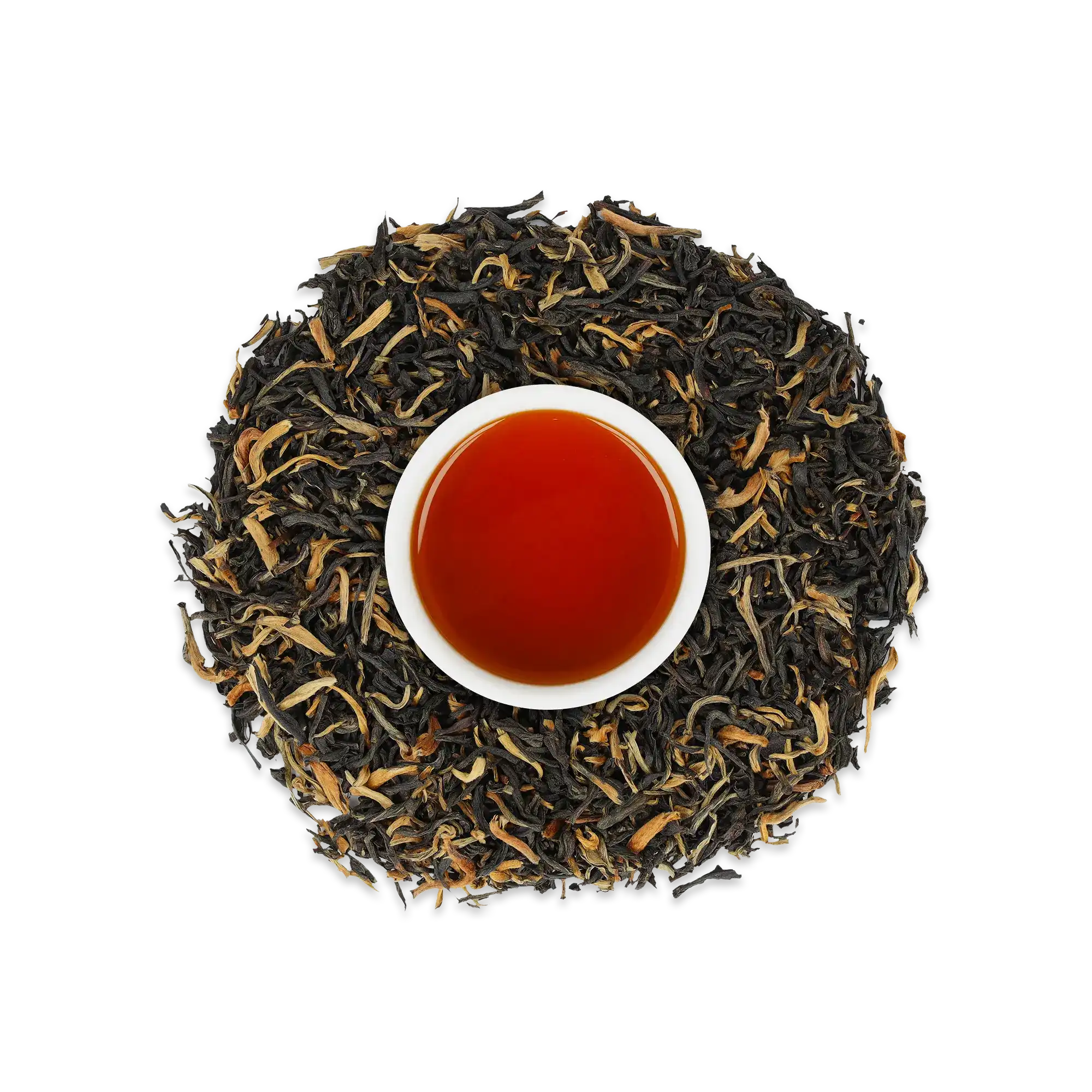 Nahaufnahme einer weißen Tasse mit Schwarzem Tee, umgeben von losen Schwarzteeblättern auf weißem Hintergrund.