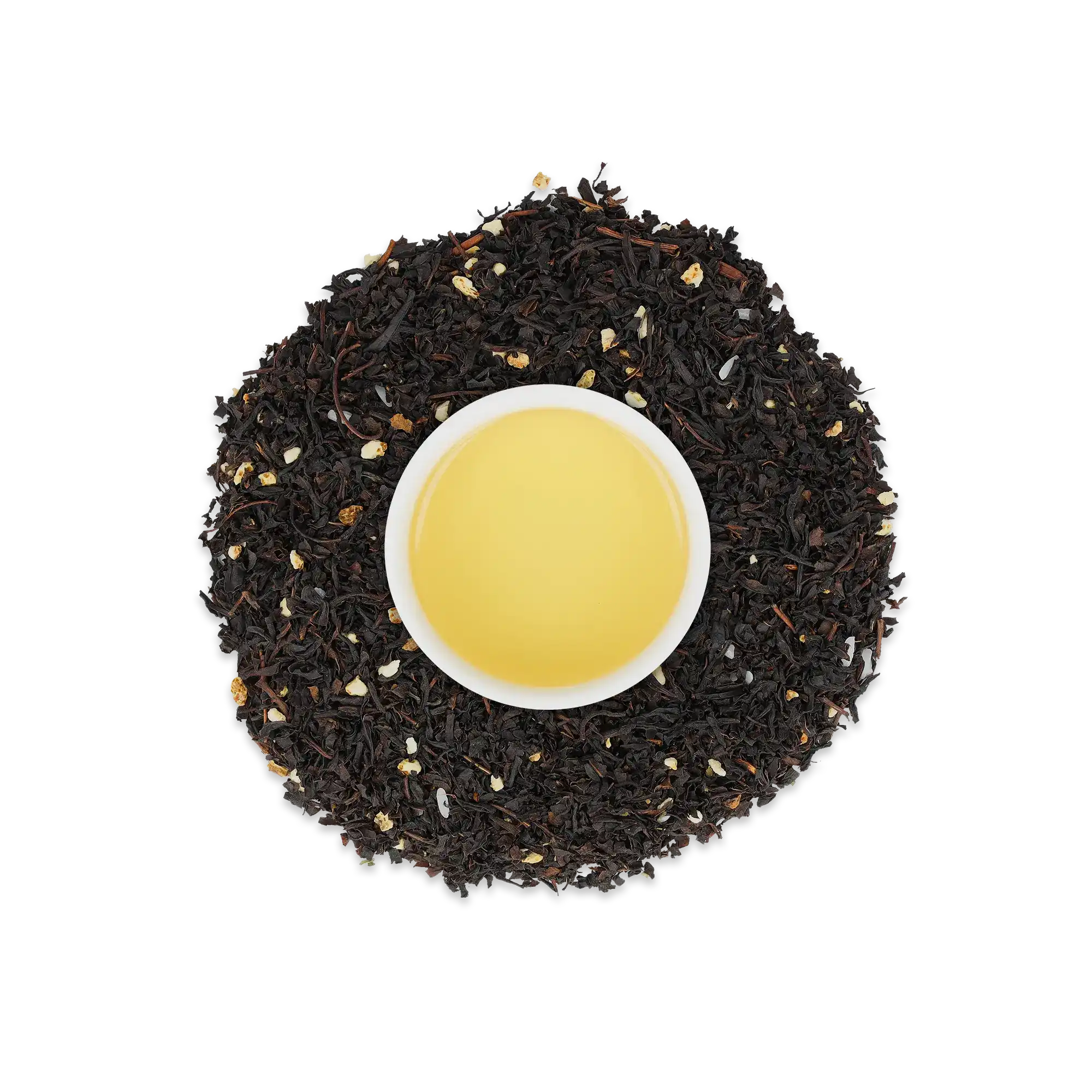 Weiße Tasse mit hellgelbem, grünem Tee, umgeben von Schwarzteeblättern auf weißem Hintergrund.