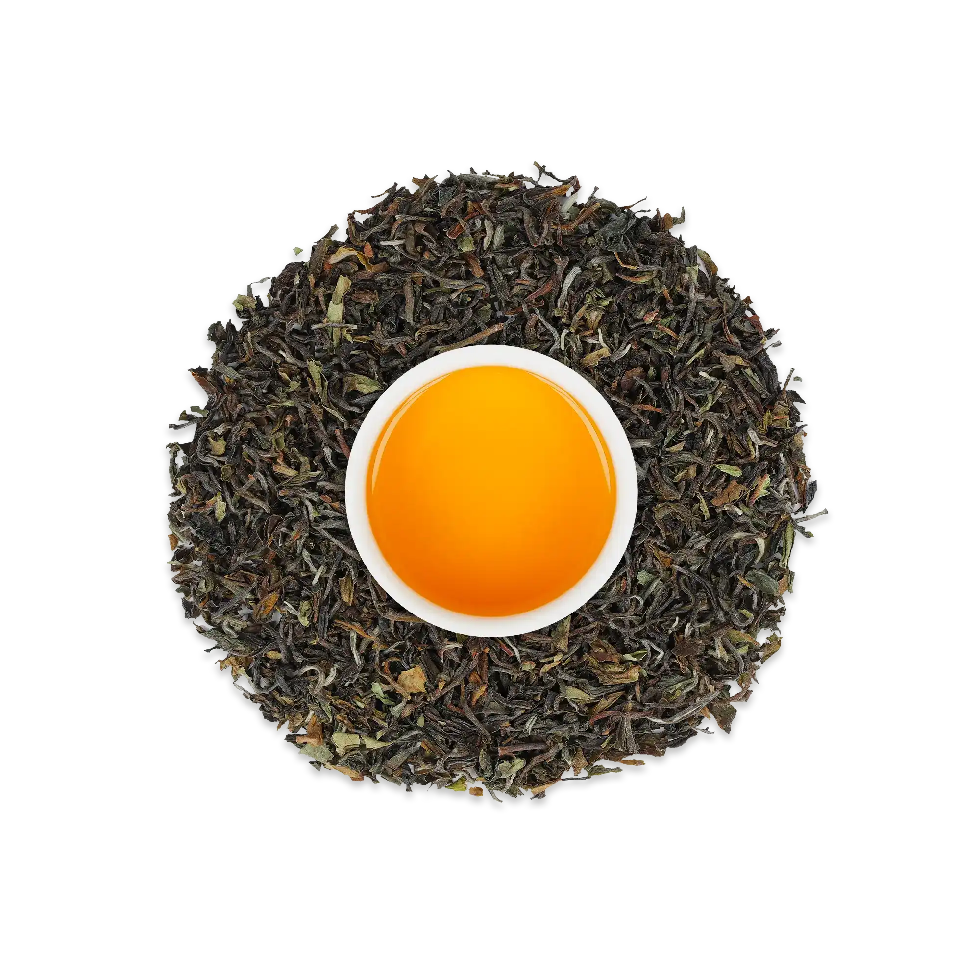 Weiße Keramiktasse mit orangem Tee, umgeben von schwarzen Teeblättern auf weißem Hintergrund.