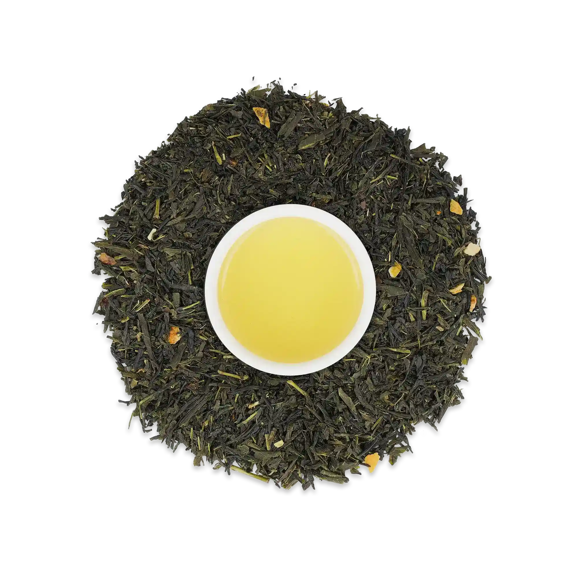 Weißer Becher mit Genmaicha Bancha grünem Tee und losem Grüntee mit gelborangen Flocken