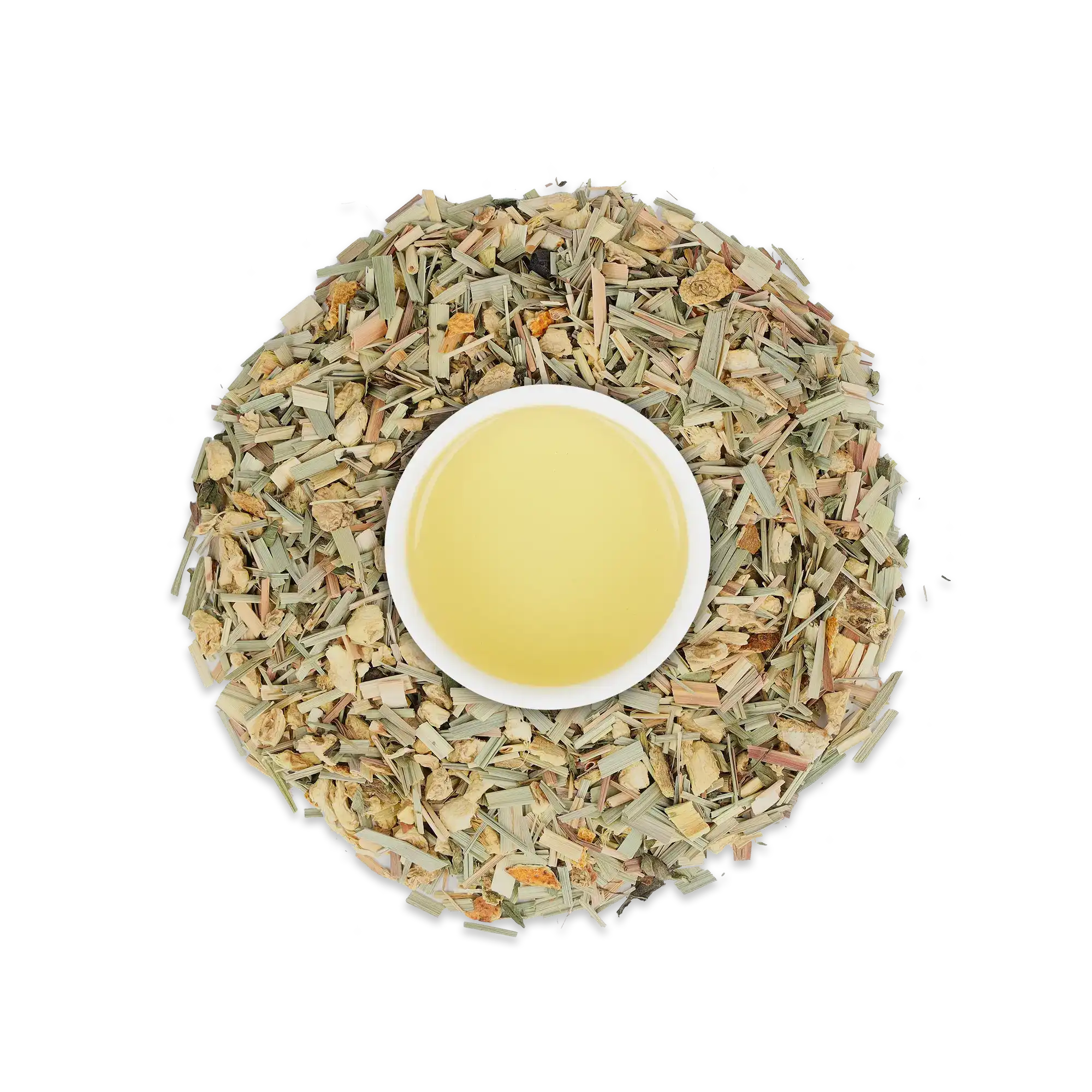 Weißer Keramikbecher mit hellgelbem Tee, umgeben von getrockneten Teekräutern auf weißem Hintergrund.