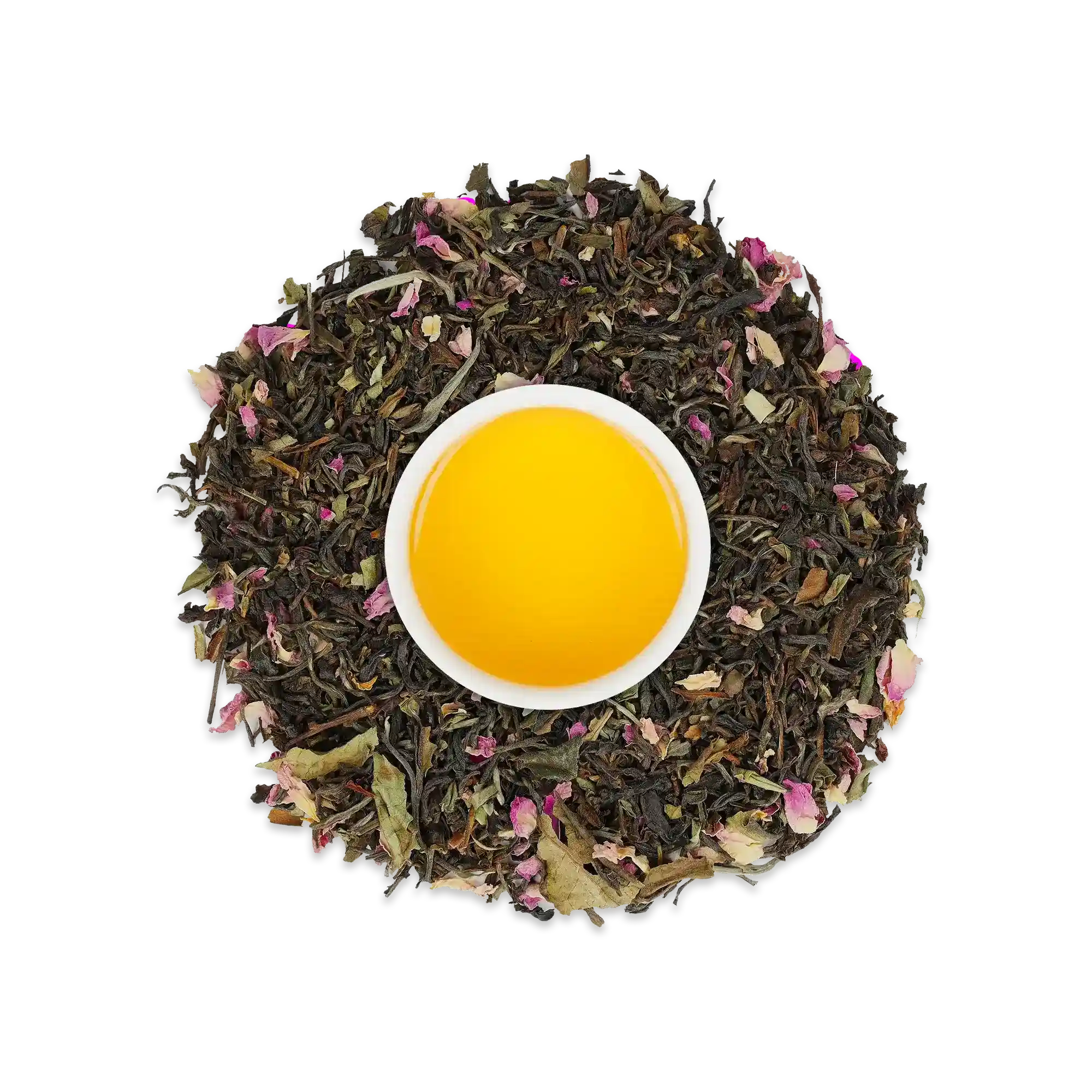 Weißer Teebecher mit gelbem Tee, umgeben von Teeblättern, pinken Blütenblättern und grünen Kräutern auf weißem Hintergrund.