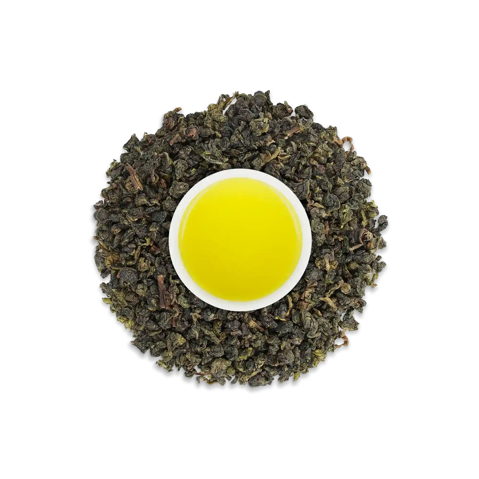 Weiße Tasse mit leuchtend gelb-grünem Oolong-Tee, umgeben von trockenem Oolong-Tee in ringförmiger Anordnung.