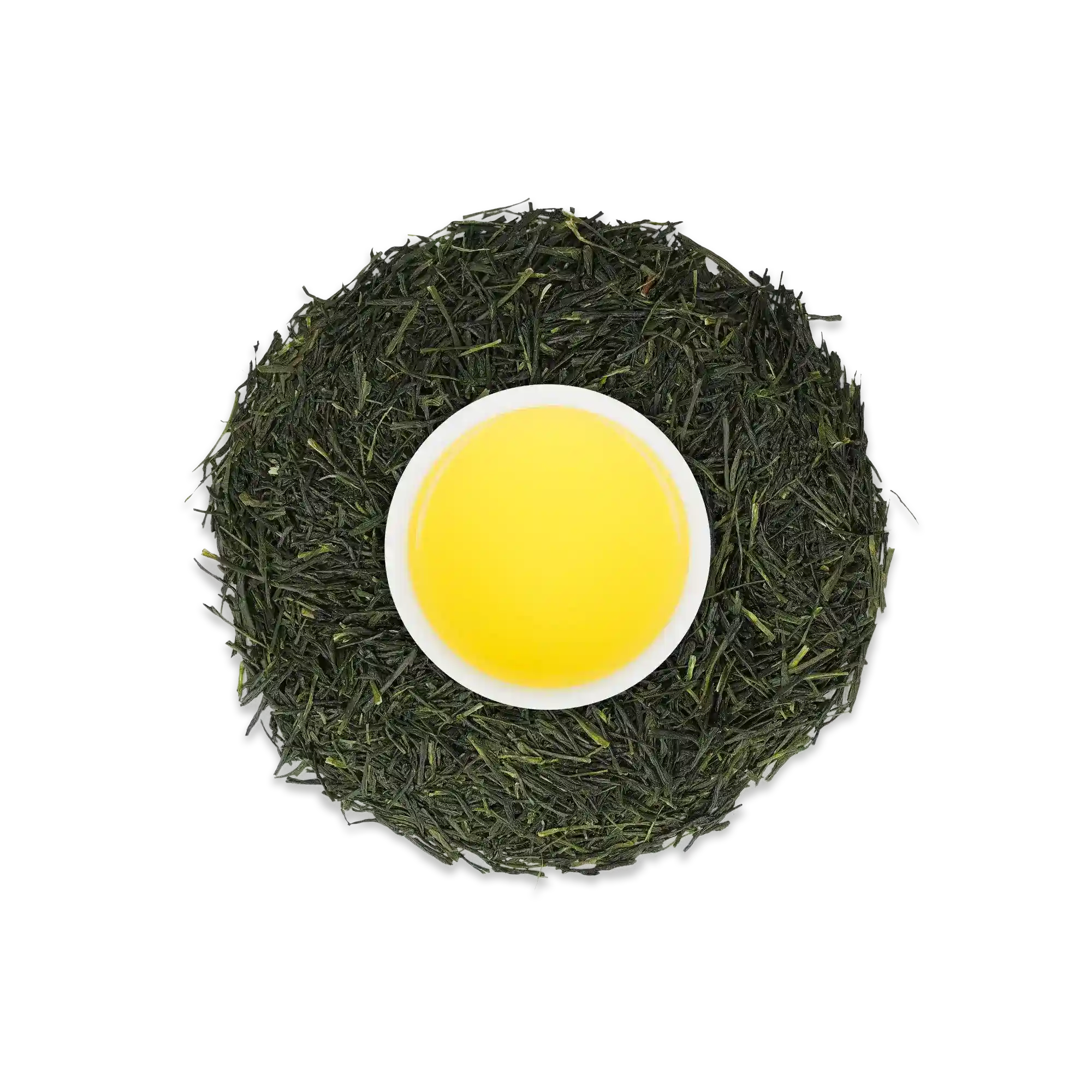 Weißer Teebecher mit gelb-grünem Tee und dunkelgrünen Teeblättern im Hintergrund.