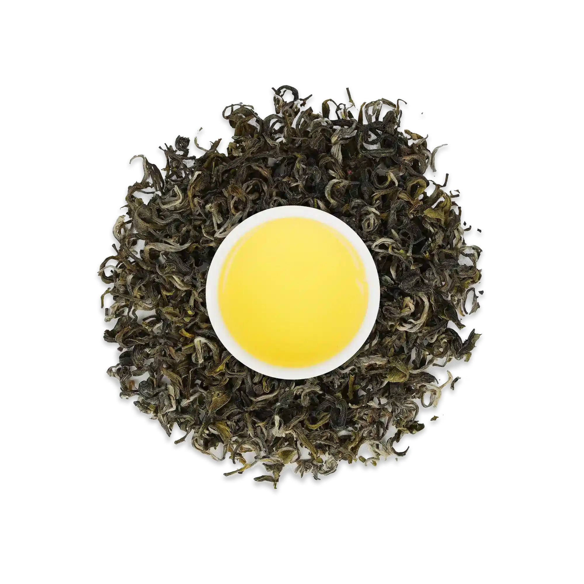 Weiße Tasse mit leuchtend gelbem Tee, umgeben von getrockneten Teeblättern vor weißem Hintergrund.