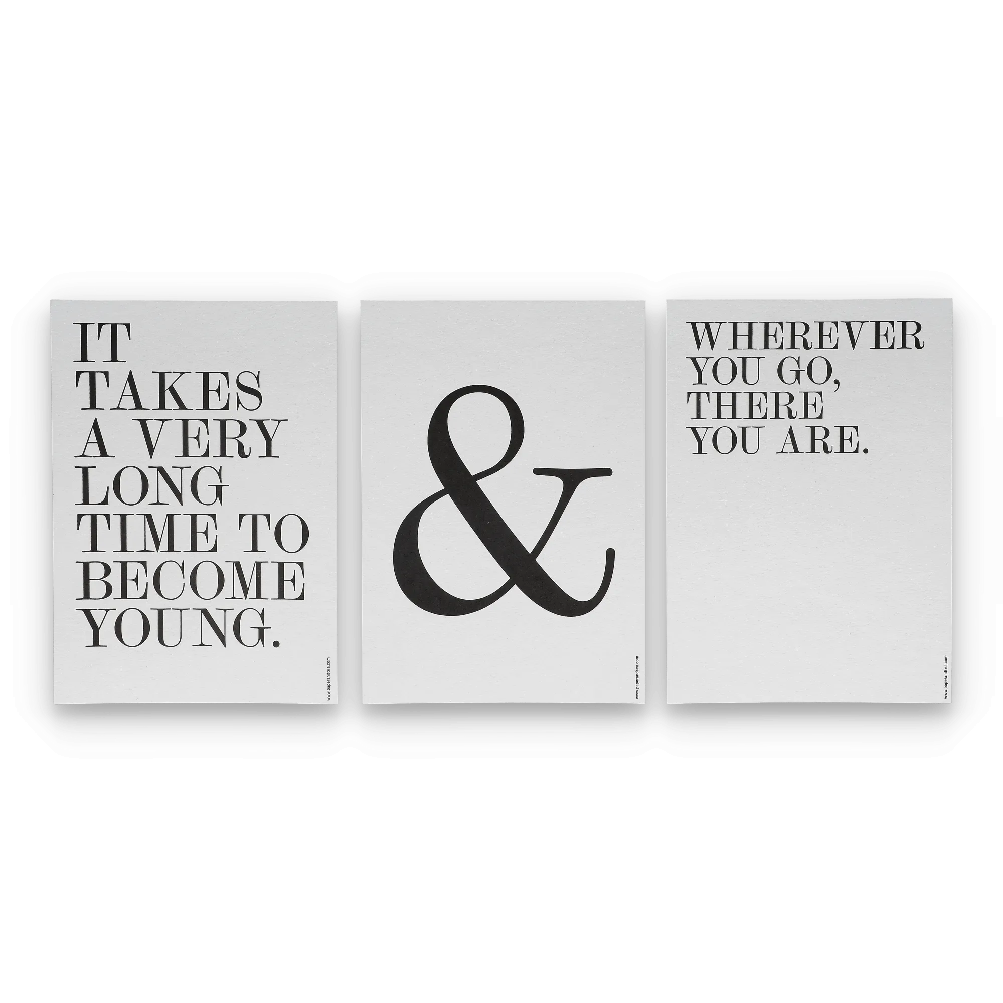 Drei weiße Poster mit schwarzen Serifenschriftzügen: inspirierende Zitate und ein großes Kaufmanns-Und-Zeichen.