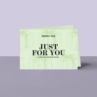 Hellgrüne Karte mit Pflanzenillustrationen und dem Schriftzug 'JUST FOR YOU' vor lila Hintergrund.