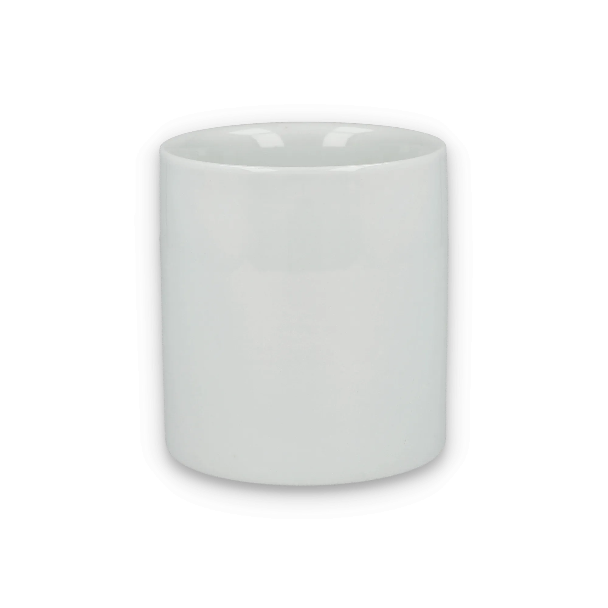 Schlichte zylindrische Keramiktasse in Weiß mit leicht abgerundetem Rand, ideal für stilvollen Teegenuss.