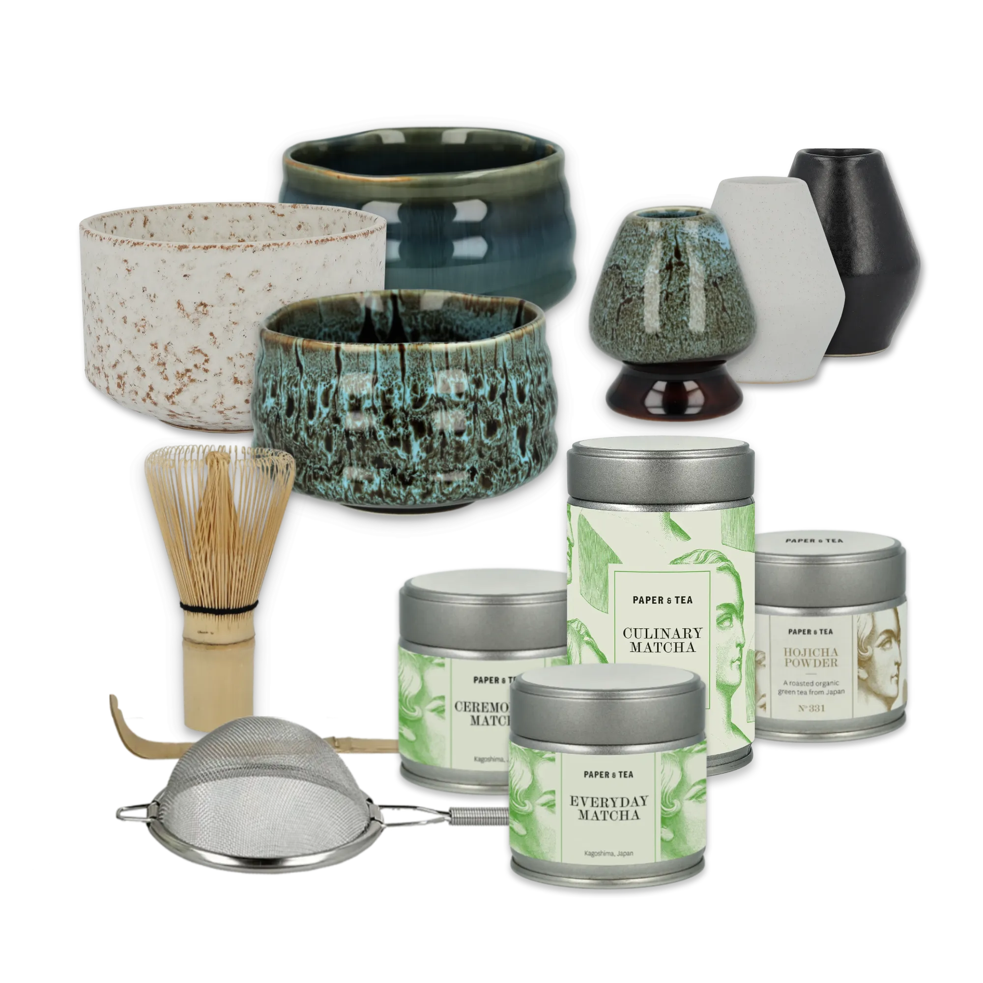 Vier handgefertigte Steinzeug-Teeschalen, drei Matcha-Dosen aus Kagoshima, Bambusbesen und Metallsiebe.