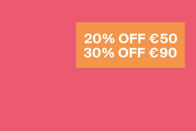 Helle orangefarbene Box mit weißem Text zeigt Rabatt: 20% bei 50€ und 30% bei 90€ auf pinkem Hintergrund.