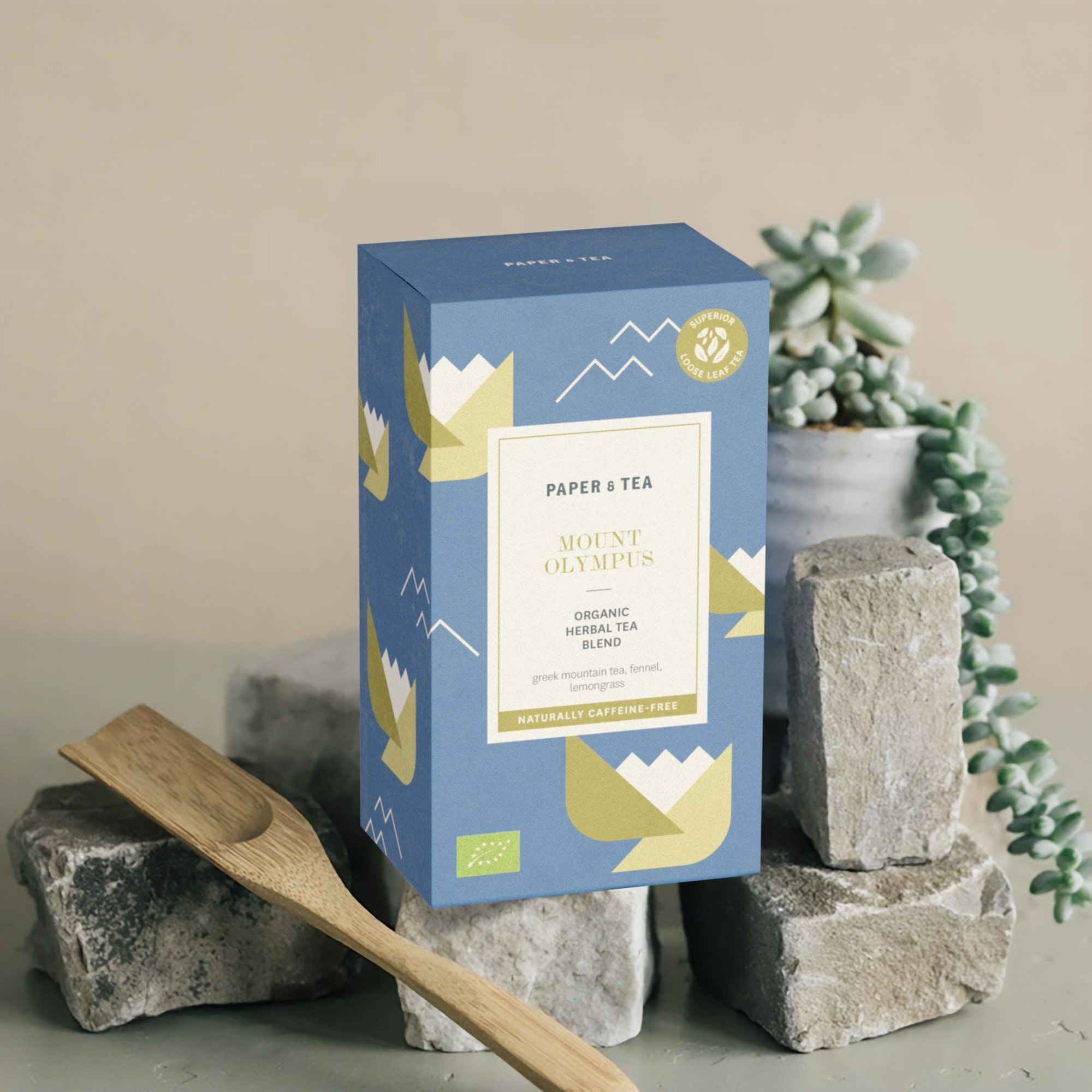 Blauer Paper & Tea MOUNT OLYMPUS Bio-Kräutertee mit Bergtee, Fenchel und Zitronengras, Steinstapel, Holzlöffel, Sukkulente