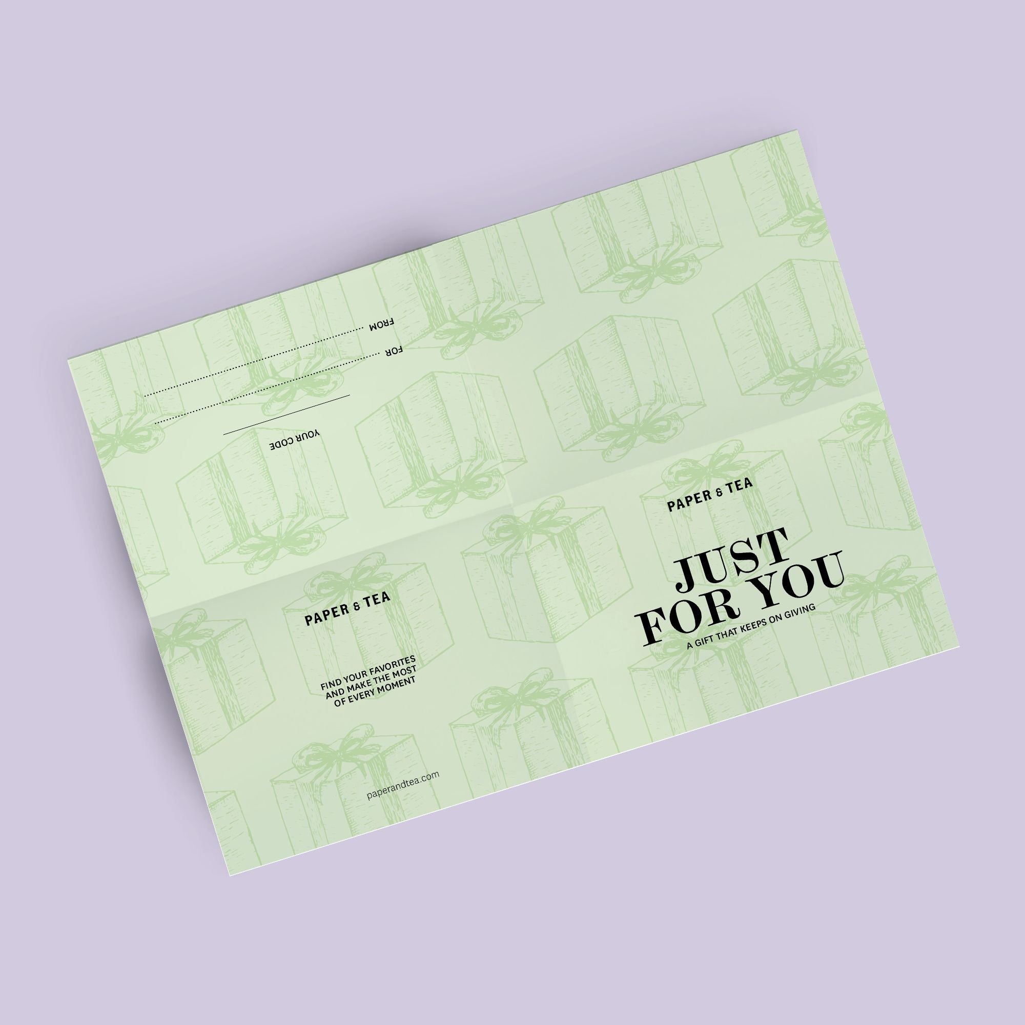 Grüne Paper & Tea Geschenkkarte mit Geschenkbox-Design vor lavendelfarbenem Hintergrund, personalisierbar.