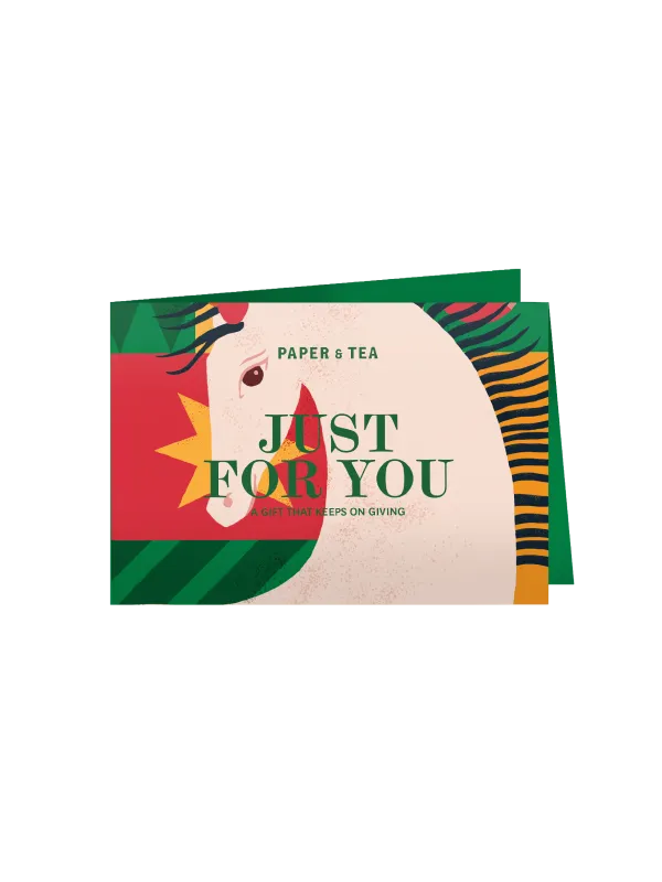 Grußkarte mit stilisiertem Pferdekopf und buntem Schweif vor geometrischem Hintergrund, Text: ‚JUST FOR YOU‘.