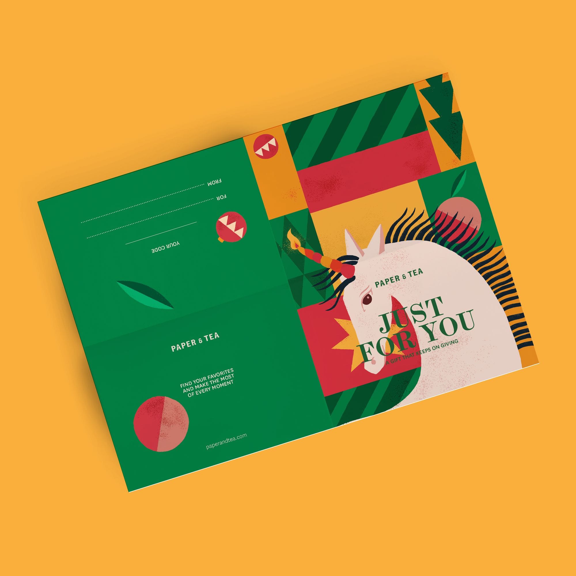Geschenkkarte von PAPER & TEA mit Einhornmotiv, grünem Innenbereich und orangem Hintergrund