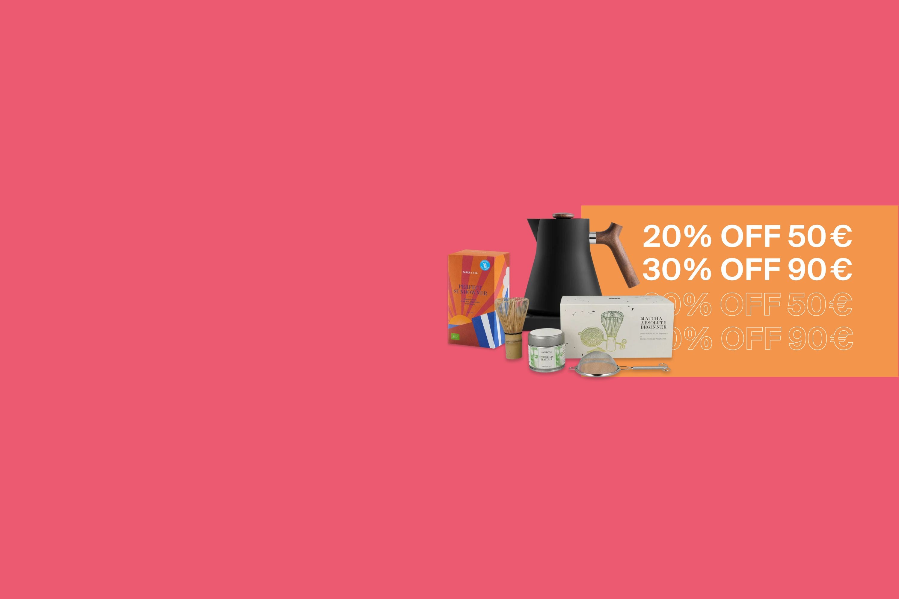 Teeset mit Perfect Sundowner, Everyday Matcha, Matcha Absolute Beginner, schwarzem Wasserkocher und Bambusbesen auf orange-pinkem Hintergrund mit Rabattangeboten.
