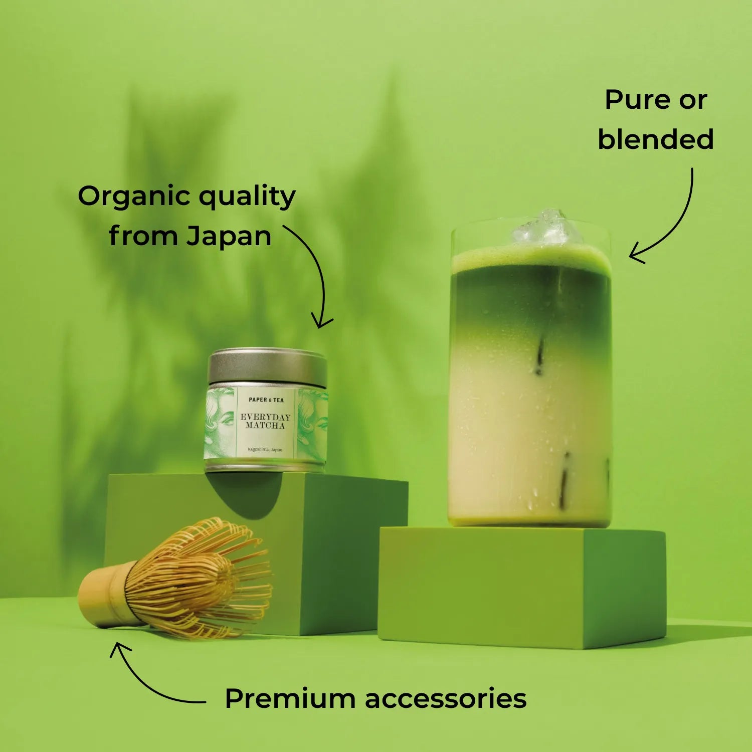 Metall-Dose 'EVERYDAY MATCHA' aus Kagoshima, Bambusbesen und Glas grün-cremiger Eistee auf grünem Hintergrund