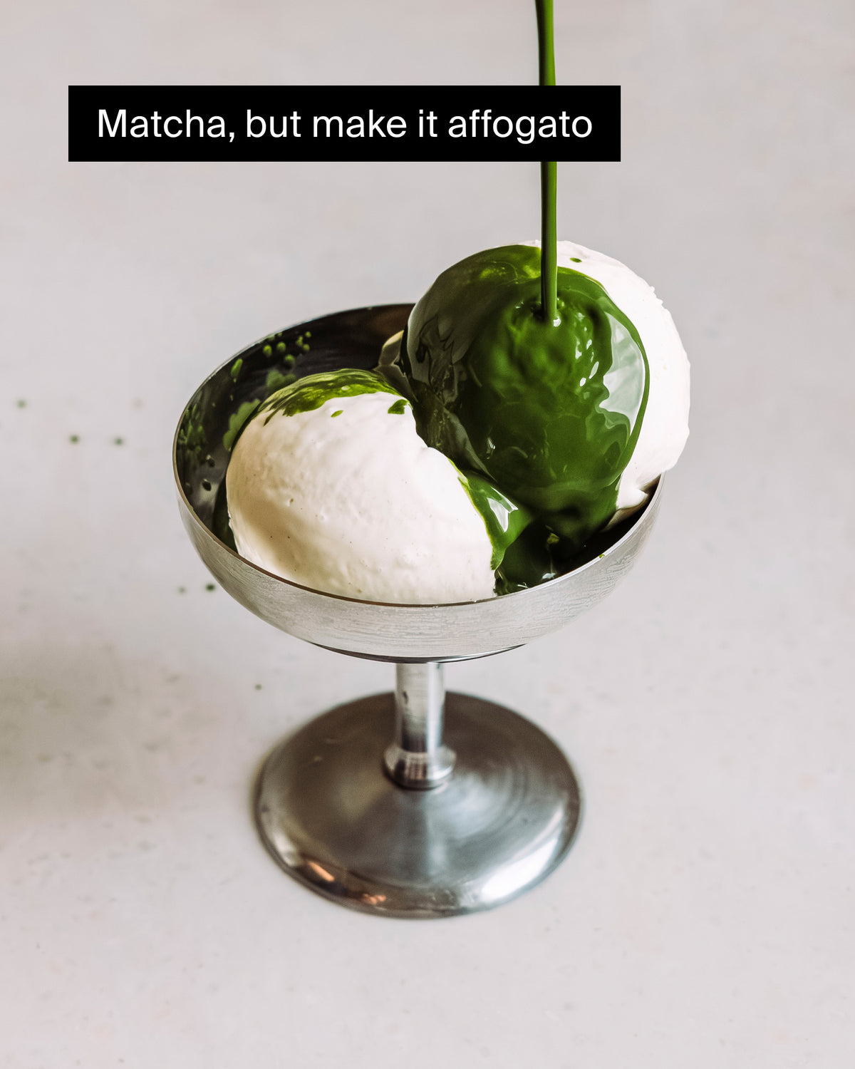 Metallschälchen mit zwei Eiskugeln, übergossen mit leuchtend grünem Matcha-Sirup für Matcha Affogato.
