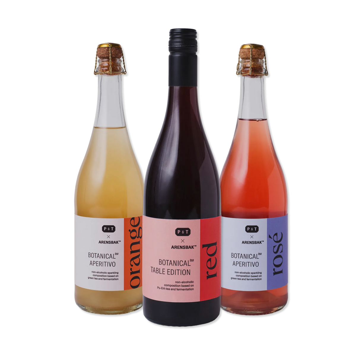 Drei Flaschen P&T ARENSBAK™ botanischer Aperitivo: orange mit grünem Tee, rot mit Pu-Erh-Tee, alkoholfrei.