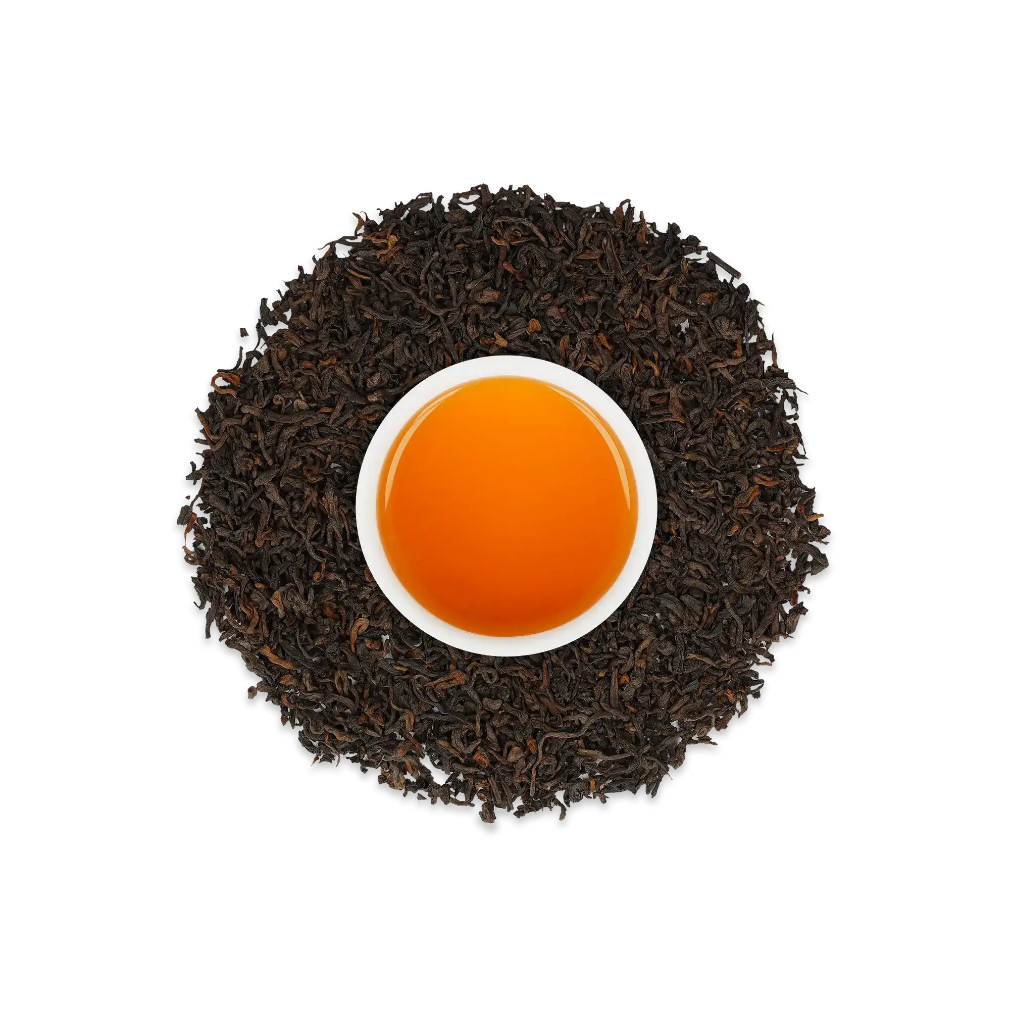 Weiße Keramiktasse mit leuchtend orangefarbenem Schwarztee, umgeben von losen schwarzen Teeblättern auf weißem Hintergrund.