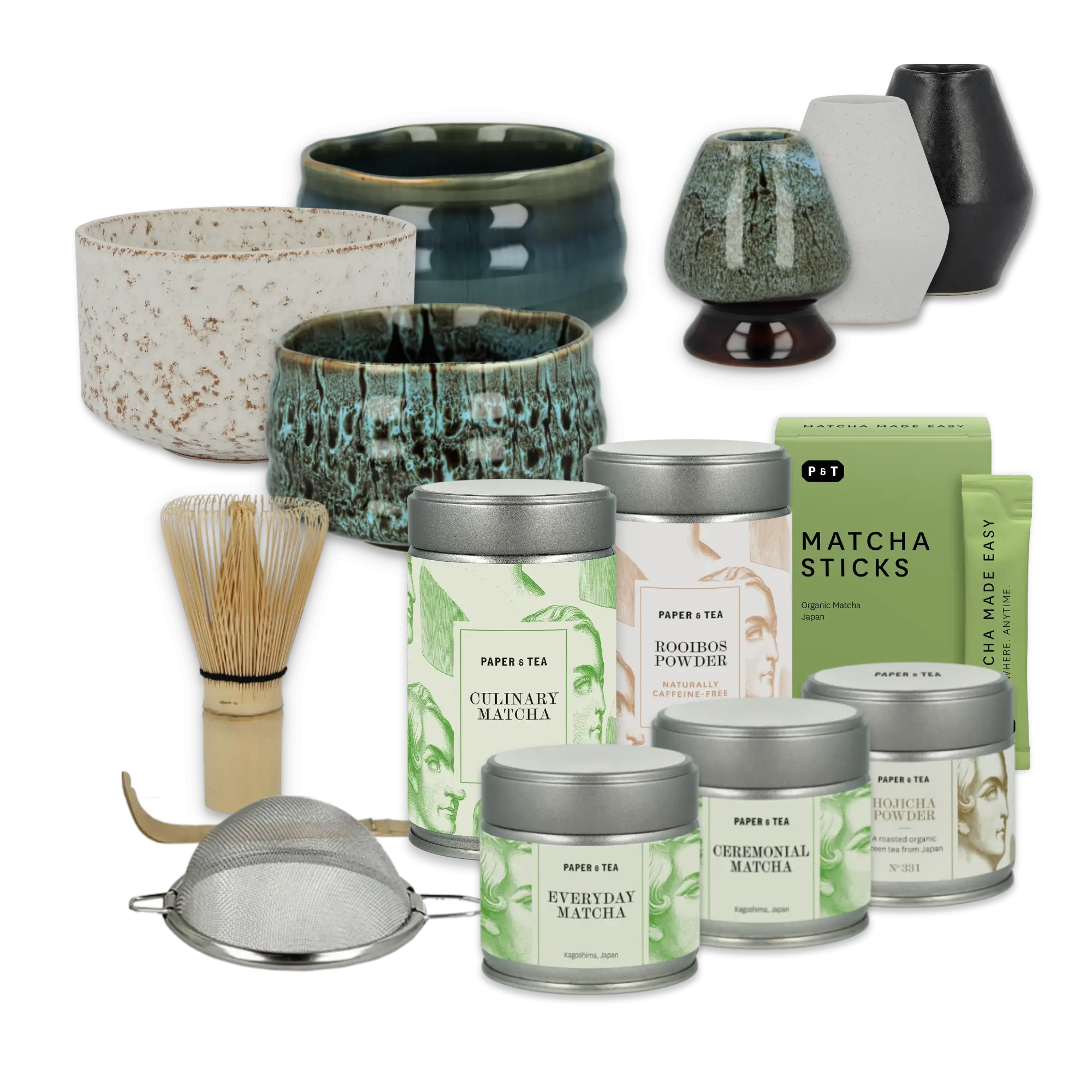 Elegantes Teeset mit P&T Matcha- und Teedosen, Matcha-Sticks, Bambusbesen, Metallsieb und handgefertigten Keramikschalen.