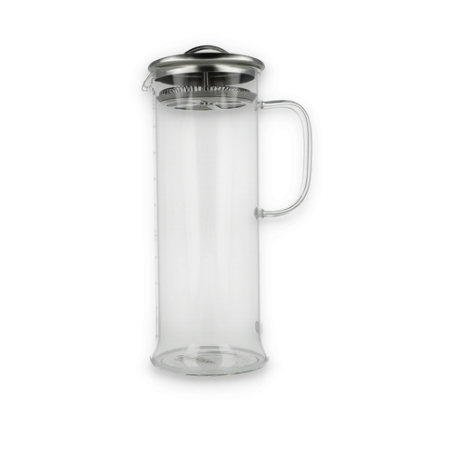 Transparenter French-Press-Kaffeebereiter aus Glas mit Metalldeckel vor schwarzem Hintergrund.