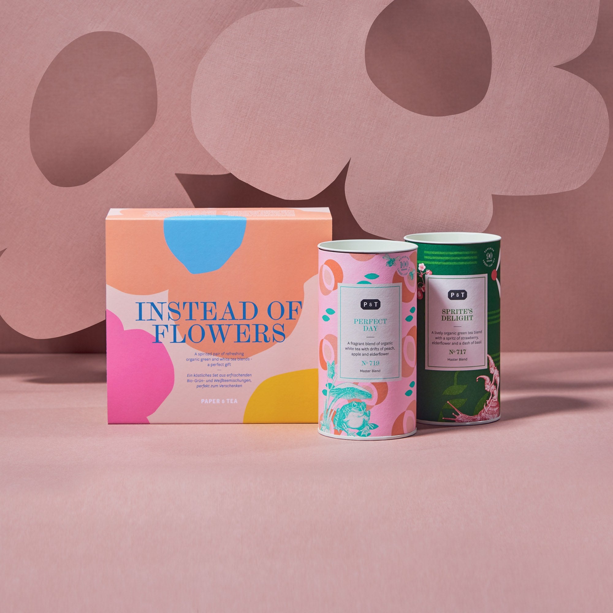 Elegantes Set: INSTEAD OF FLOWERS mit Bio-Tees PERFECT DAY und SPRITE'S DELIGHT in Blumenmotiven.