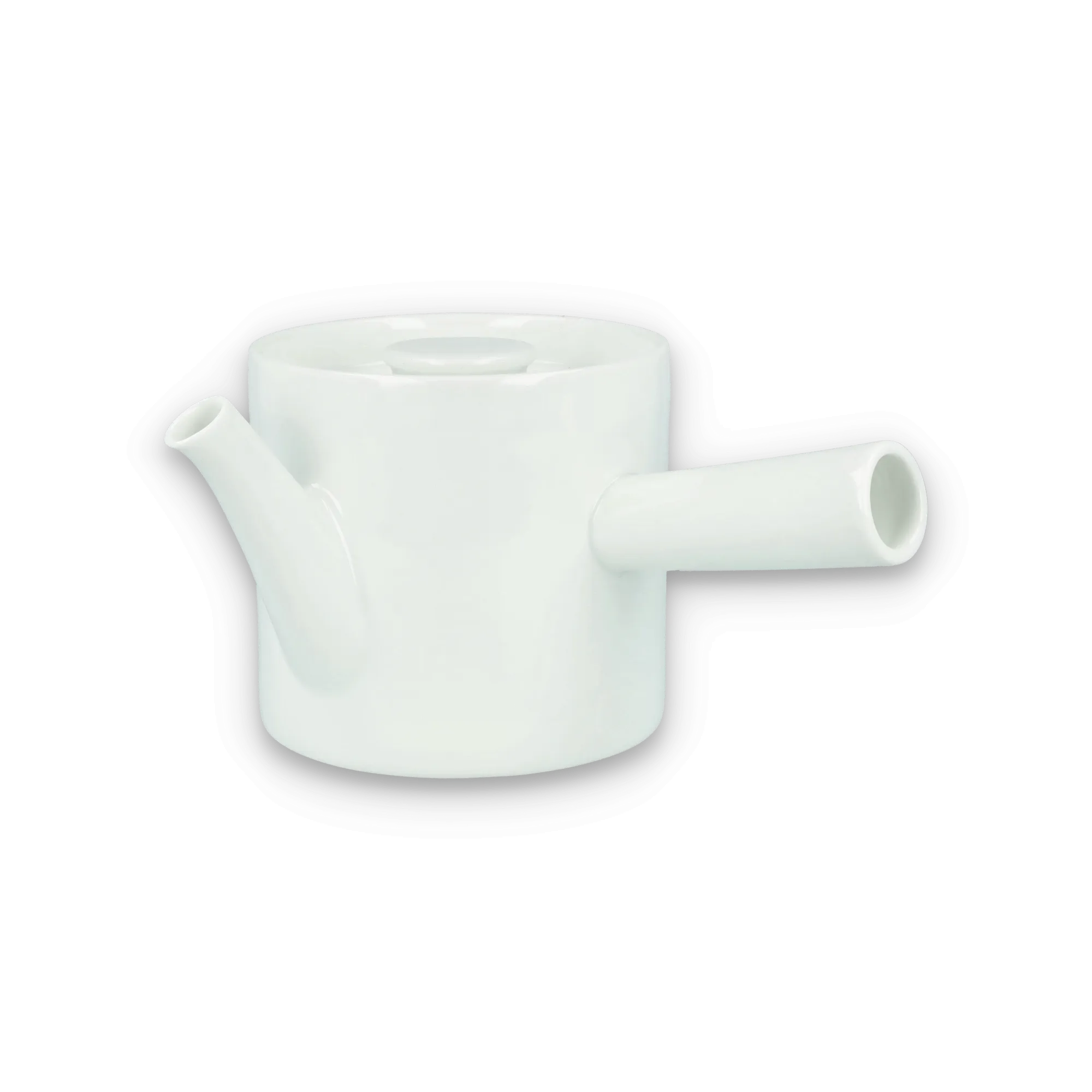 Minimalistische weiße Keramik-Teekanne mit kurzem Ausguss und horizontalem Griff auf schwarzem Hintergrund.