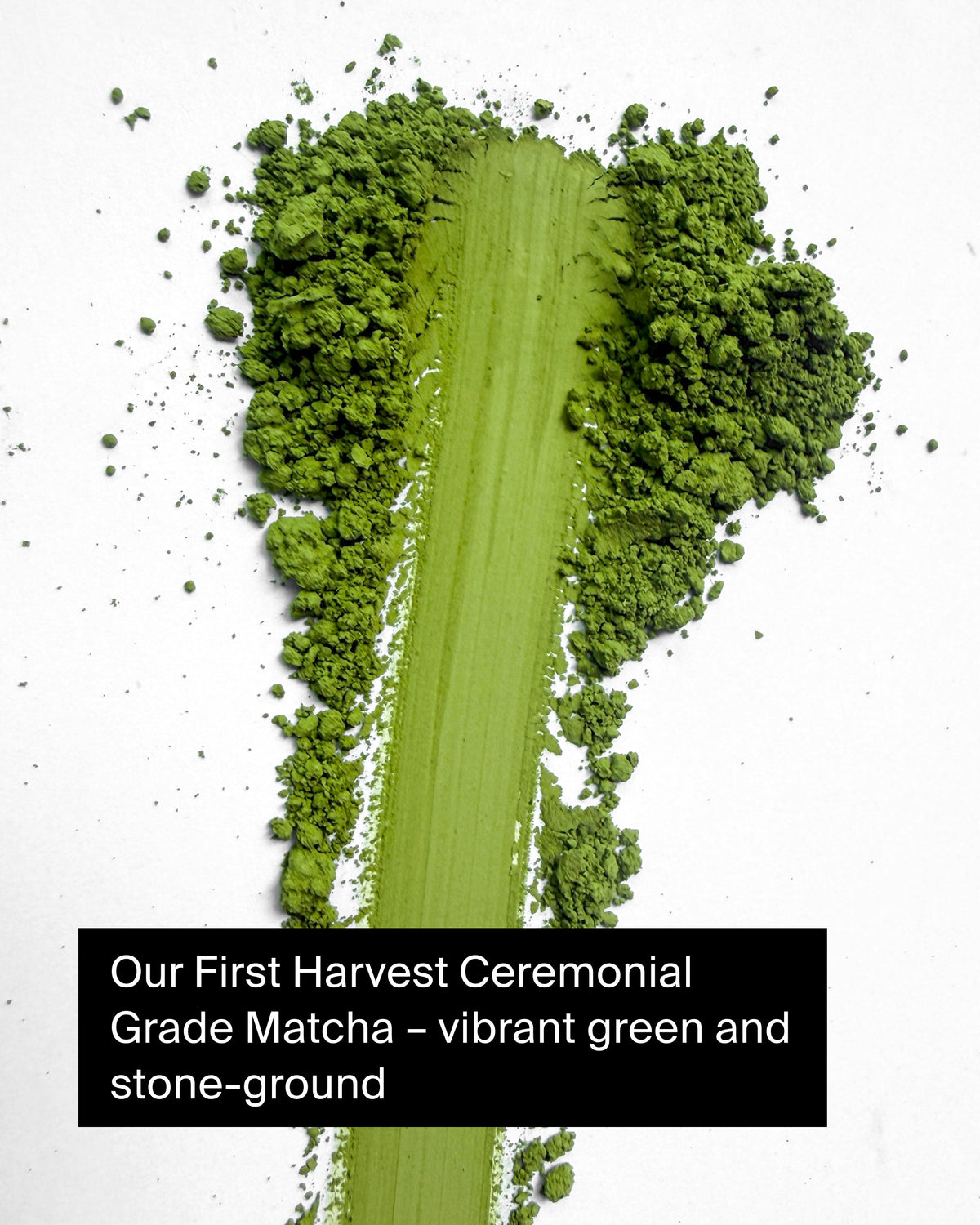 Leuchtend grünes, gemahlenes Matcha-Pulver in zeremonieller Qualität auf weißem Hintergrund mit Produkttext