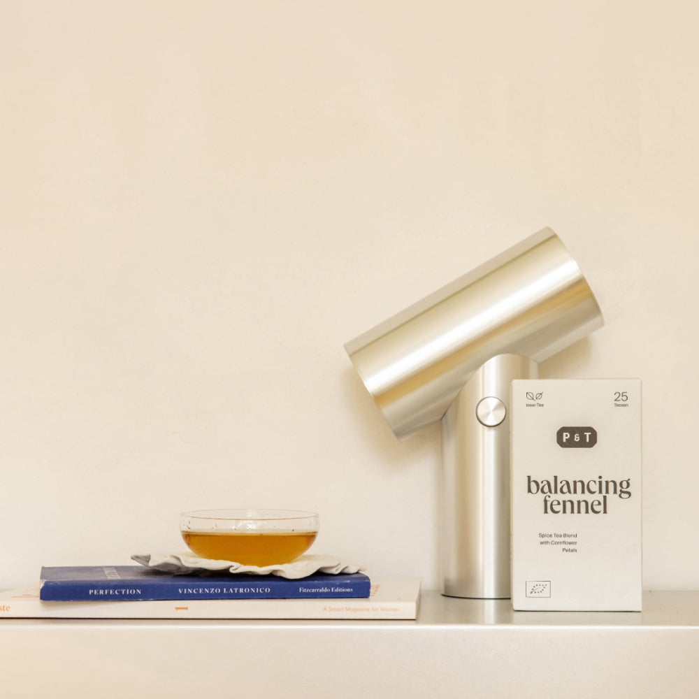 P&T Balancing Fennel Gewürztee mit Metallic-Teebereiter, Büchern und gläserner Teetasse